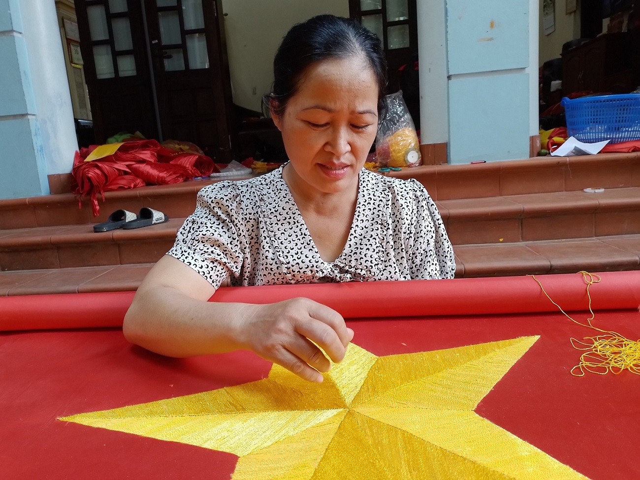 Tự hào làng nghề may cờ Tổ quốc