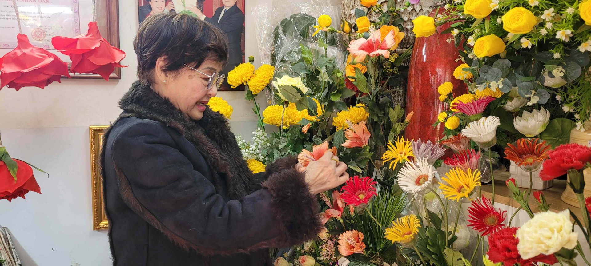 Nghệ nhân Mai Hạnh: Một đời “phải lòng” hoa lụa