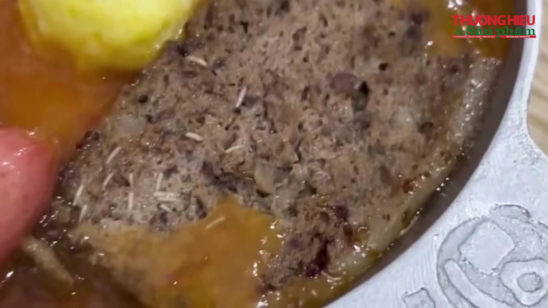 Khách tá hỏa phát hiện pate lúc nhúc giòi ở quán bánh mì chảo