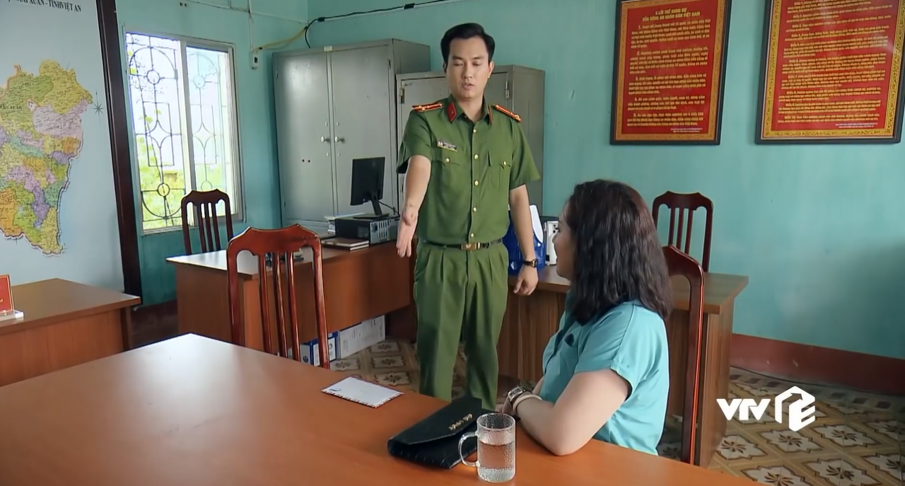 Preview phim "Phố trong làng" tập 3, Nam xử lý tú bà Mây vì đưa hối lộ ngay tại trụ sở công an Preview phim "Phố trong làng" tập 3, Nam xử lý tú bà Mây vì đưa hối lộ ngay tại trụ sở công an