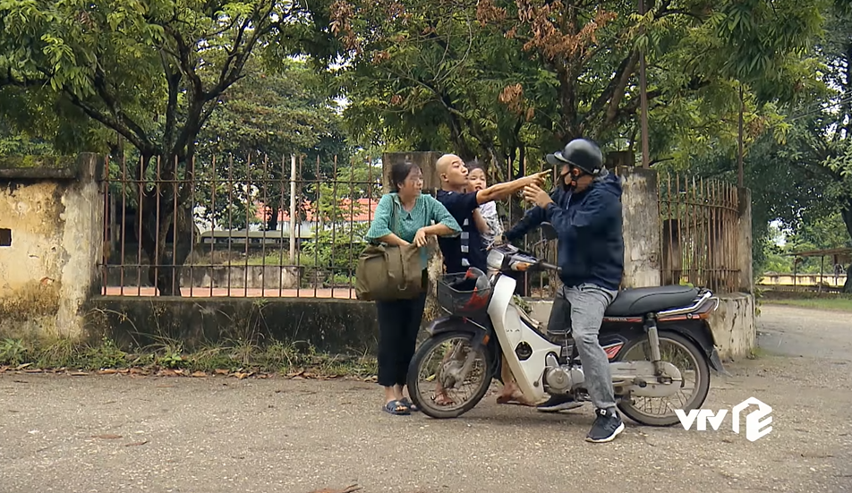 Preview phim Phố trong làng tập 7: Mến tiếp tục giở thói vũ phu với vợ con Preview phim Phố trong làng tập 7: Mến tiếp tục giở thói vũ phu với vợ con