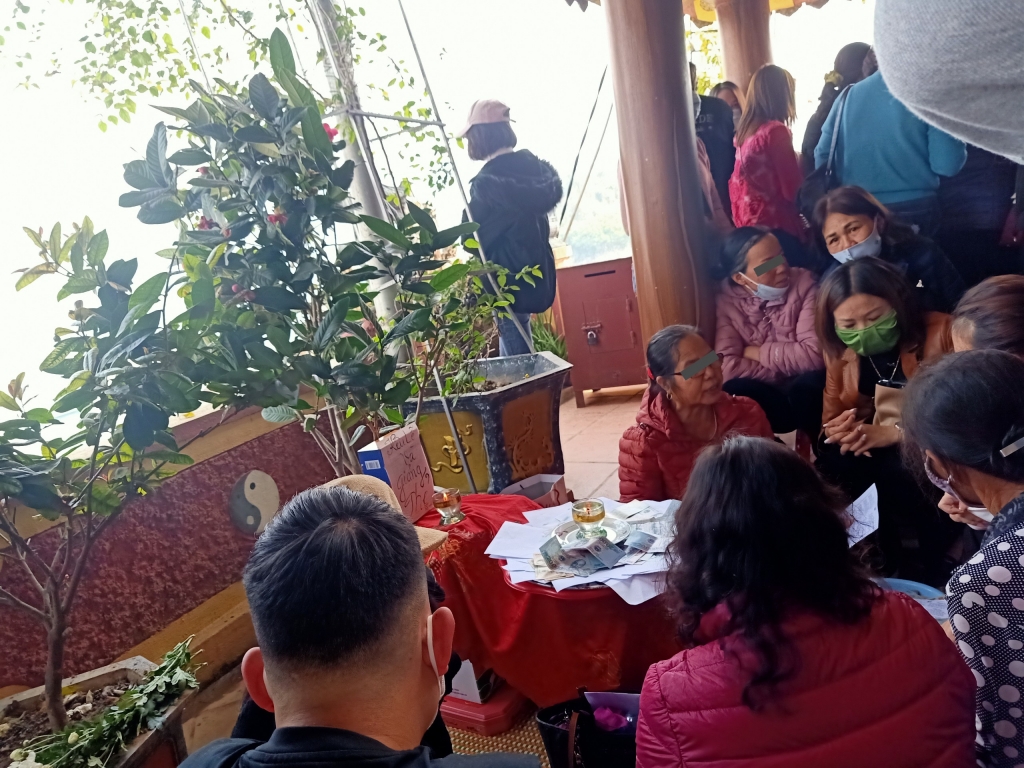 Mặc Covid-19, nườm nượp người "đội" lễ về Thác Bờ